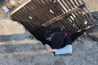 Genç kız yürürken üzerine basınca içine düştü