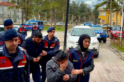 Bohçacı Kılığında Geldiler, Köyü Soydular...