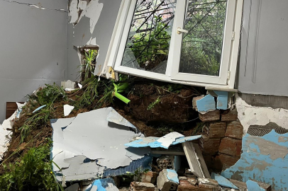 Maltepe'de toprak kayması: Evin üzerine çöktü