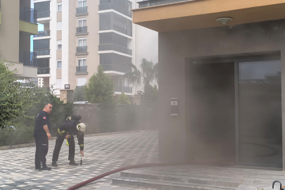 Sitenin 6'ncı katındaki dairede çıkan yangın paniğe neden oldu