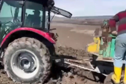 Çamura saplanan traktörler, köylülerin saatlerce uğraşı sonucunda kurtarıldı