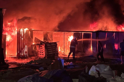 İşçi Konteynerleri Alev Alev Yandı