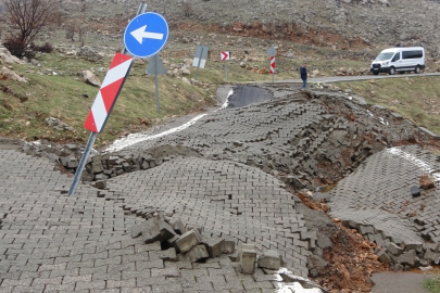 Adıyaman'da Nemrut yolunu göçük vurdu