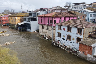 Gölyazı’da yükselen sular yolları kapattı