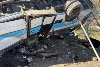 Özel halk otobüsü köprü direğine çarptı: 5 ölü, 15 yaralı