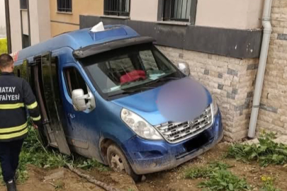 Minibüs Devrildi: 2 Yaralı