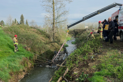 Dereye yuvarlanan araç gün ağarınca fark edildi...