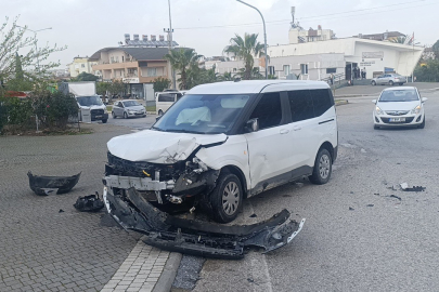 Otomobil ile Hafif Ticari Araç Çarpıştı: 1 Yaralı
