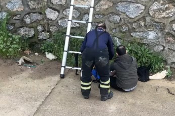 Bursa'da dereye düşen adamı ekipler kurtardı