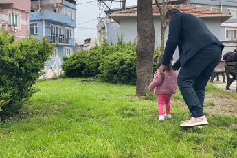 Bursa'da parkta toplanan bitki az kalsın faciaya yol açıyordu