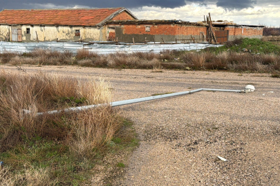 Sağanak ve Rüzgar Direk Devirdi