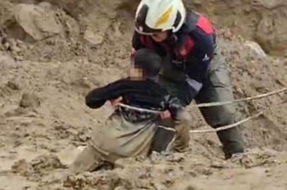 Arazide oyun oynayan 2 çocuk çamura saplanarak mahsur kaldı