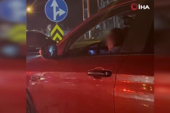 Kucağında çocukla araç kullanan sürücüye tepki yağdı