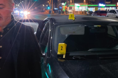 Seyir halindeki otomobile yorgun mermi isabet etti