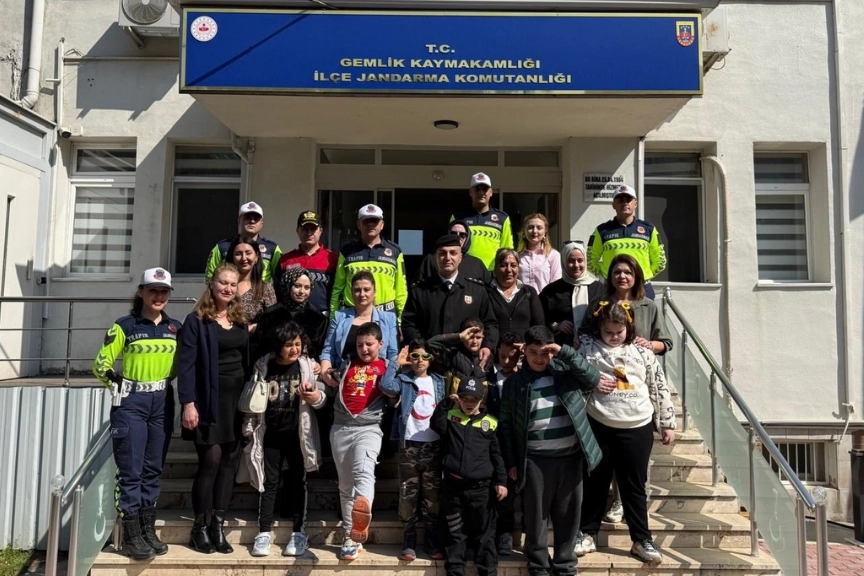 Otizm farkındalığı için jandarmayı ziyaret ettiler