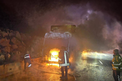 Seyir Halindeki Tır Alev Topuna Döndü