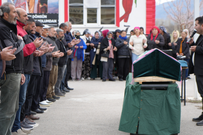 Adana’da cinayete kurban giden genç kadın Erzincan’da toprağa verildi
