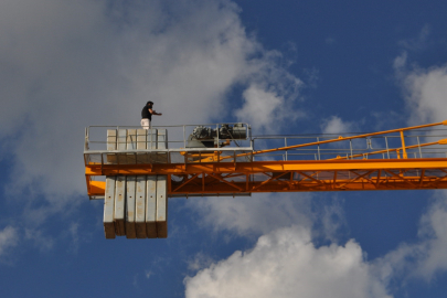 Maaşını alamayan vinç operatörü itfaiyeye ecel terleri döktürdü