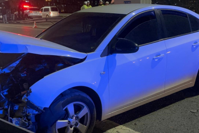 2 Otomobil Çarpışarak Bariyerlere Saplandı