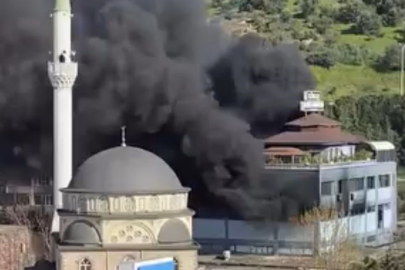 Fabrikada çıkan yangının dumanı kilometrelerce öteden görüldü