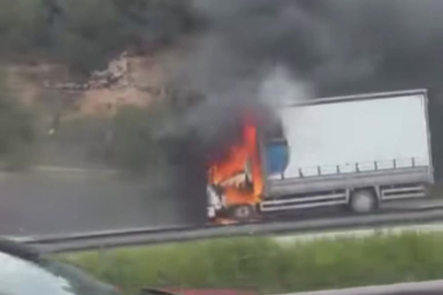 Seyir halindeki kamyon, alev alev yandı
