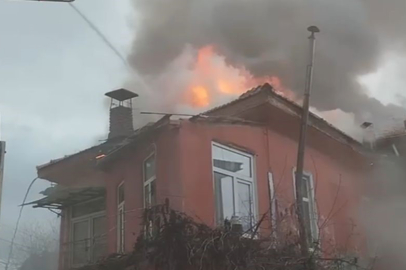 Evin Çatısında Çıkan Yangın Panik Yarattı