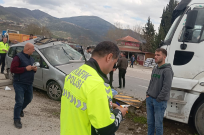Tır ile hafif ticari araç çarpıştı:1 kişi hastanelik oldu