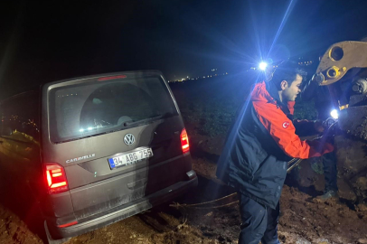 Yağış Sonrası Çamura Saplanan Minibüs İçindeki 10 Kişi Mahsur Kaldı