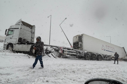 Zincirleme trafik kazası: 4 tır ve 2 otomobil çarpıştı, 5 yaralı