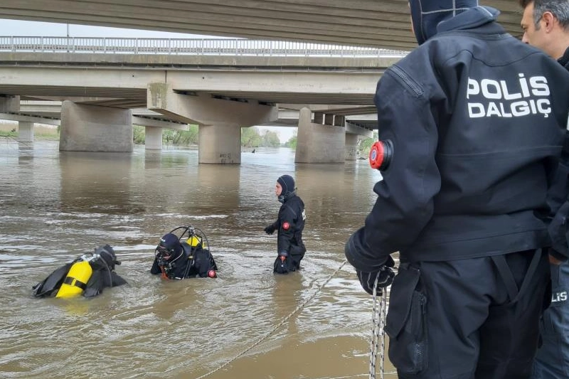 Yağmurdan yükselen dere, aracıyla köprü altından geçmek isteyen yaşlı adamı yuttu