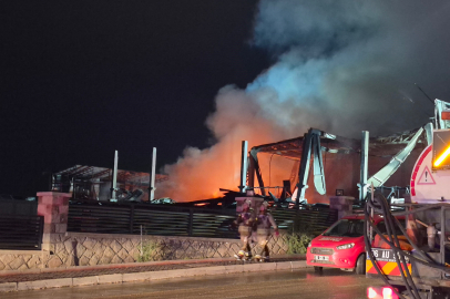 İlaç Fabrikası Çıkan Yangında Küle Döndü