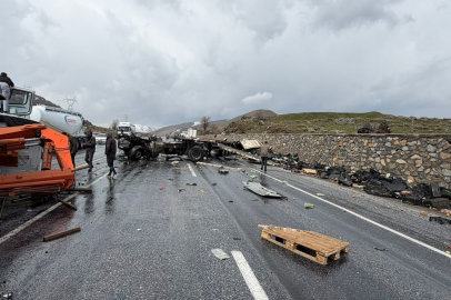 Tatvan'da feci kaza: İş makinesi ile tır çarpıştı, 3 yaralı
