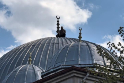 Caminin çatısına çıkan şahıs 2 saatlik çabanın sonunda ikna edilerek aşağı indirildi