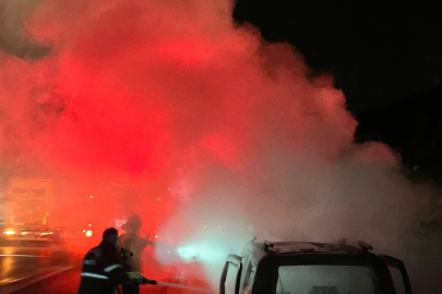 2 Otomobil Alevlere Teslim Oldu