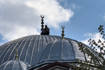 İntihar etmek için cami çatısına çıktı:  Polis iki saat dil döktü