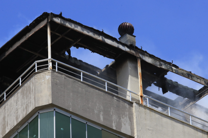 9 katlı apartmanın dubleks terasında çıkan yangın paniğe neden oldu