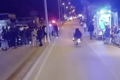 Acı kaza güvenlik kamerasına yansıdı; motosiklet sürücüsü metrelerce havaya uçtu