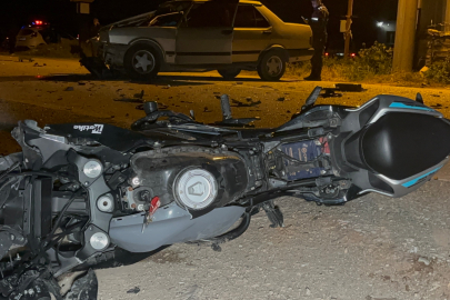 Otomobil ile çarpışan motosiklet sürücüsü metrelerce havaya uçtu