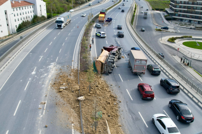 Hastane yolunda kaza: Dorsedeki toprak yola saçıldı