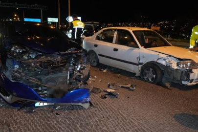 Kavşaktan Dönmeye Çalışırken Başka Otomobile Çarptı