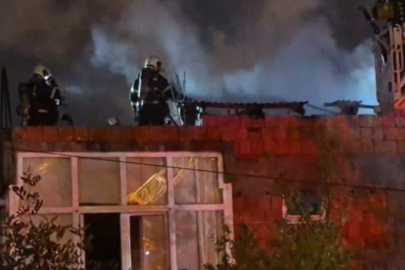 Çatı katında çıkan yangın panik yarattı