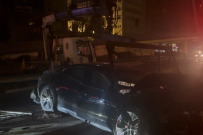 Lüks Otomobil Bariyere Çarptı: 3 Yaralı