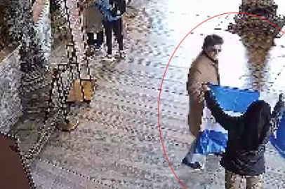 Camide "Ya Ortodoks ol ya da öl" yazılı Bizans bayrağı açan şahıslar yakalandı