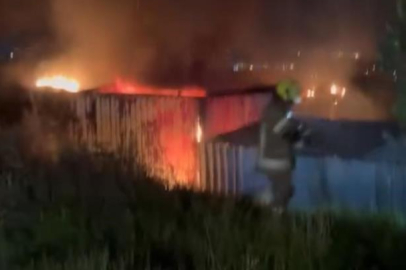 Bursa'da gece yarısı konteynır alevlere teslim oldu