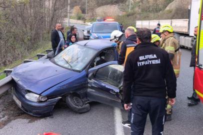 Bursa'da otomobil bariyerlere çarptı: 2 yaralı