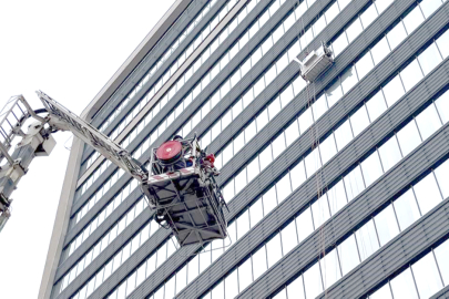 52 metre yükseklikte: İtfaiyenin müdahalesiyle böyle kurtarıldılar