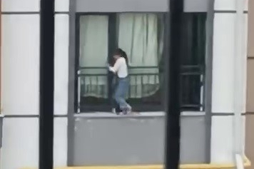 Camdan çıkarak korkulukta gezinen çocuk, yürekleri ağza getirdi