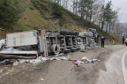 İnegöl'de su yüklü tır yamaca devrildi: 1 yaralı