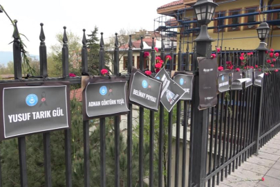 Setbaşı Köprüsü karanfillerle donatıldı