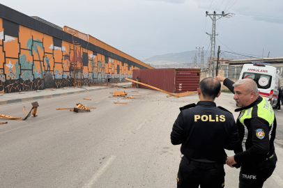 Kuvvetli fırtına seyir halindeki tırda taşınan yük konteynerini yola uçurdu